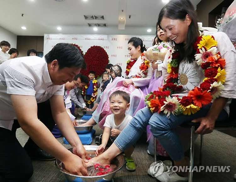 韓國(guó)將迎來(lái)“夫妻節(jié)” 丈夫?yàn)閻燮尴茨_秀恩愛（組圖）