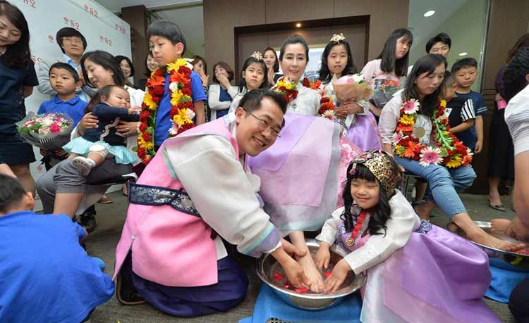 　韓國將迎來“夫妻節(jié)”,丈夫?yàn)閻燮尴茨_秀恩愛（網(wǎng)頁截圖）