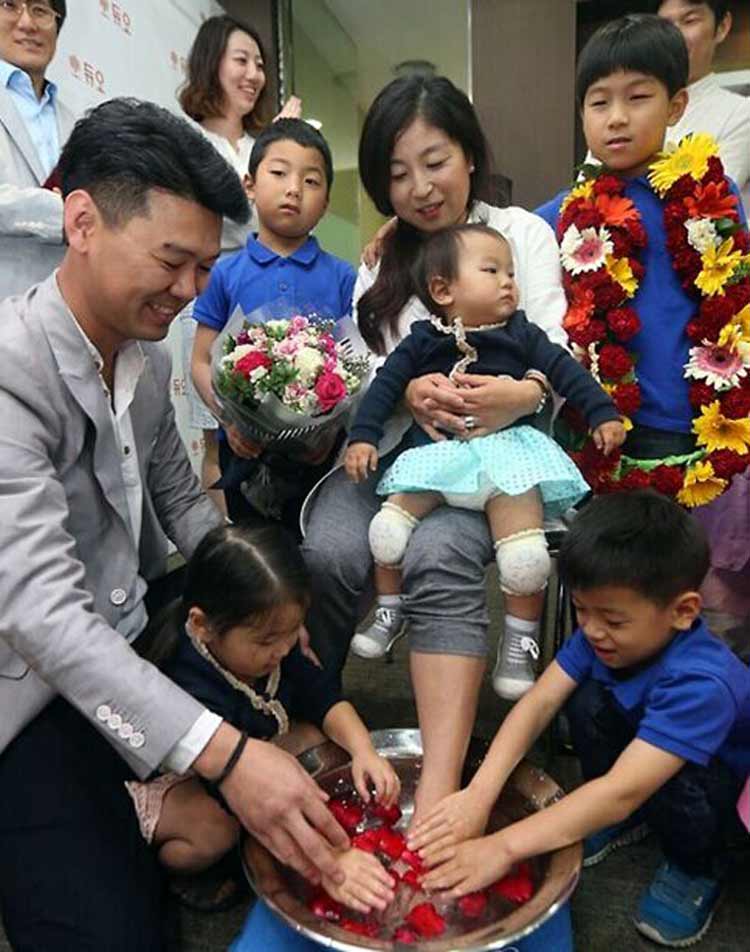 韓國將迎來“夫妻節(jié)” 丈夫為愛妻洗腳秀恩愛（組圖）