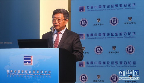 5月22日，在韓國首爾的韓國高麗大學(xué)，中國（海南）改革發(fā)展研究院院長遲福林發(fā)表演講。新華社記者姚琪琳攝