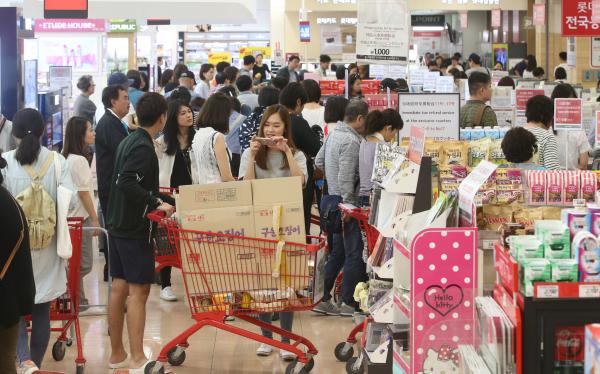 5月2日，首爾一大型超市里擠滿了外國游客。