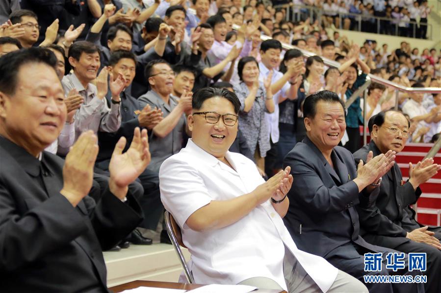 朝中社5月30日提供的照片顯示，朝鮮最高領(lǐng)導(dǎo)人金正恩（中）29日在平壤柳京鄭周永體育館觀看來訪的中國國奧男子籃球隊(duì)和朝鮮小白水隊(duì)之間的友誼賽。 
