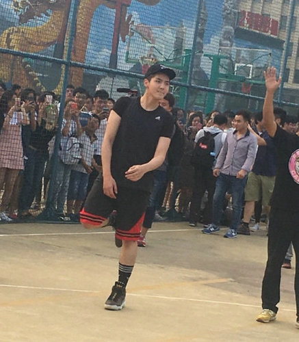 吳亦凡大學(xué)校園打籃球 運(yùn)球上籃姿勢(shì)瀟灑帥氣逼人【組圖】