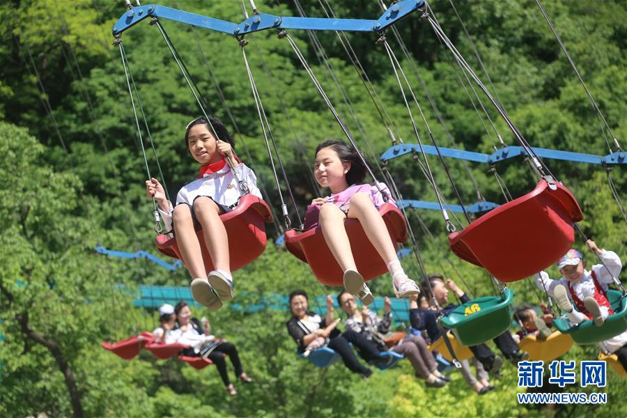  6月1日，在朝鮮平壤大城山游樂園，孩子們體驗(yàn)游樂項(xiàng)目。