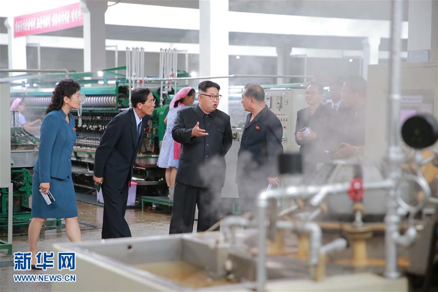 這張朝中社6月21日提供的照片顯示，朝鮮最高領導人金正恩（左三）日前視察金正淑平壤繅絲廠。 新華社/朝中社