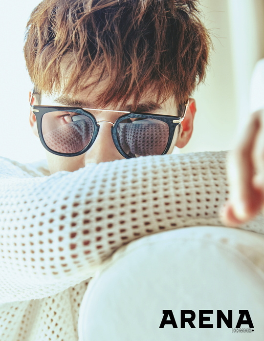 李鐘碩最新夏日畫報(bào)公開 散發(fā)十足男性魅力【組圖】
