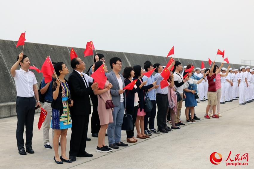 領(lǐng)使館工作人員和華人華僑到碼頭為護(hù)航編隊(duì)送行