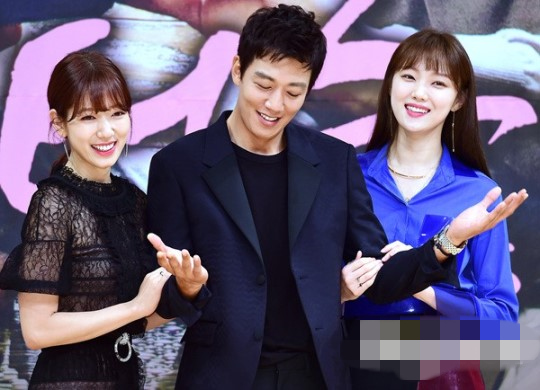 《Doctors》樸信惠PK李圣經(jīng) 女一女二誰(shuí)更美【組圖】