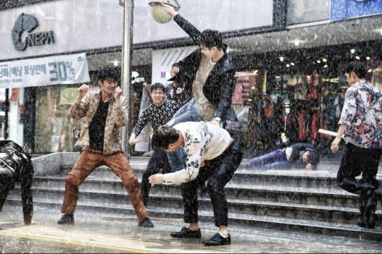 帥炸！李鐘碩《Ｗ》動作戲花絮照 吊威亞雨中打戲魅力大爆發(fā)【組圖】