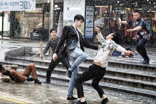 帥炸！李鐘碩《Ｗ》動(dòng)作戲花絮照 吊威亞雨中打戲魅力大爆發(fā)【組圖】