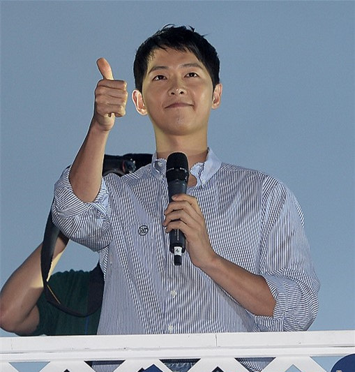 宋仲基帥氣亮相首爾街頭 干杯暢飲引眾人圍觀【組圖】