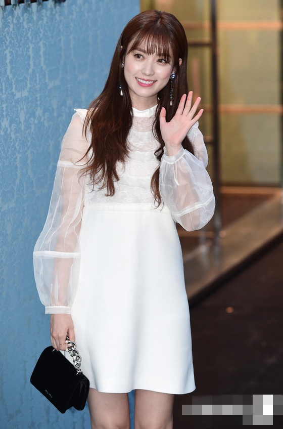河智苑吊帶小黑裙性感亮相 韓孝周金所炫Tiffany同場比美【組圖】