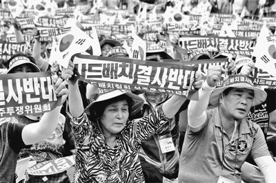 7月21日，星州民眾手持“誓死反對部署‘薩德’”橫幅抗議。本報記者 陳尚文攝