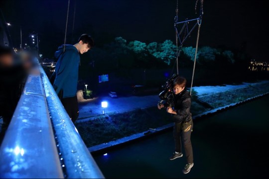 《W-兩個世界》海量劇照搶先看 李鐘碩自曝與韓孝珠吻戲比想象中多【組圖】
