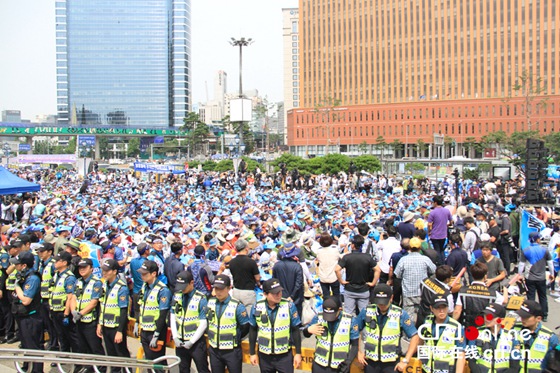 薩德部署地數(shù)千民眾在首爾火車站示威，反對薩德部署