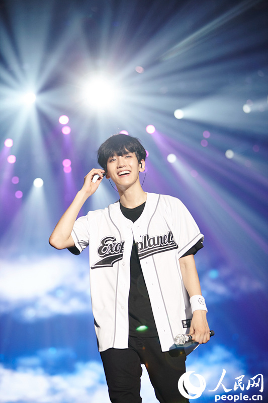 EXO首爾演唱會(huì)成員展現(xiàn)“超能力” KAI帶傷出演【組圖】