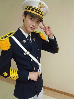 《老九門》陳偉霆領(lǐng)銜宋仲基李鐘碩霍建華胡歌 中韓男星制服造型盤點(diǎn)【組圖】