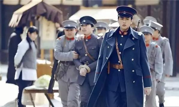 《老九門》陳偉霆領(lǐng)銜宋仲基李鐘碩霍建華胡歌 中韓男星制服造型盤點(diǎn)【組圖】