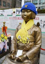 圖為首爾的日本大使館前象征慰安婦問(wèn)題的少女像