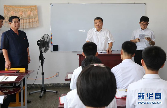 7月25日，在朝鮮平壤的東平壤第一中學(xué)，中國(guó)駐朝鮮大使李進(jìn)軍（右二）向“毛澤東班”的學(xué)生們講話