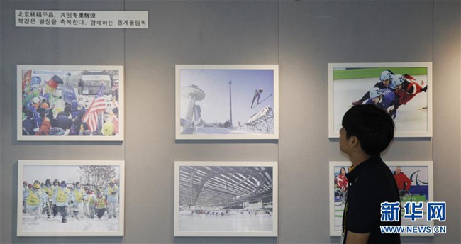 7月26日，一名參觀者觀看圖片展。