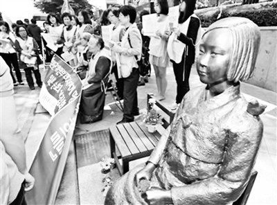 圖為韓民眾在日駐韓大使館前的慰安婦銅像旁抗議。圖片來(lái)源：搜狐網(wǎng) 