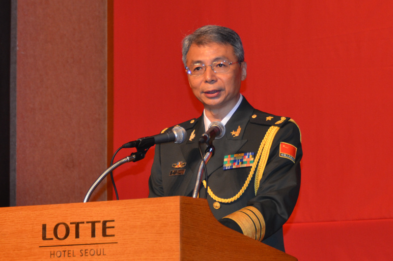 中國駐韓國大使館國防武官杜農(nóng)一少將在建軍節(jié)招待會上致辭。夏雪攝