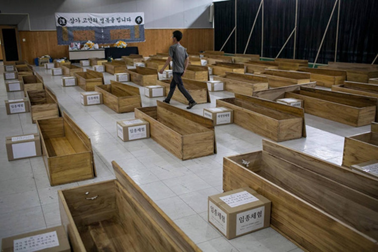 自殺率居高不下 韓國政府出奇招辦“假死體驗(yàn)”【組圖】