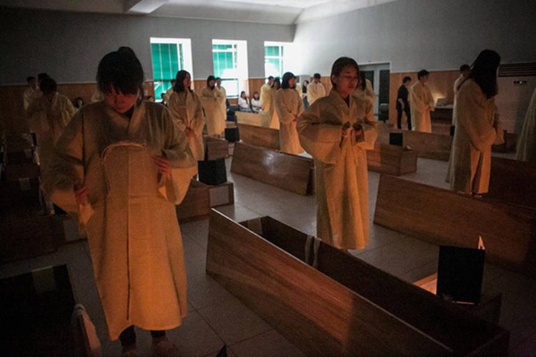 自殺率居高不下 韓國(guó)政府出奇招辦“假死體驗(yàn)”【組圖】