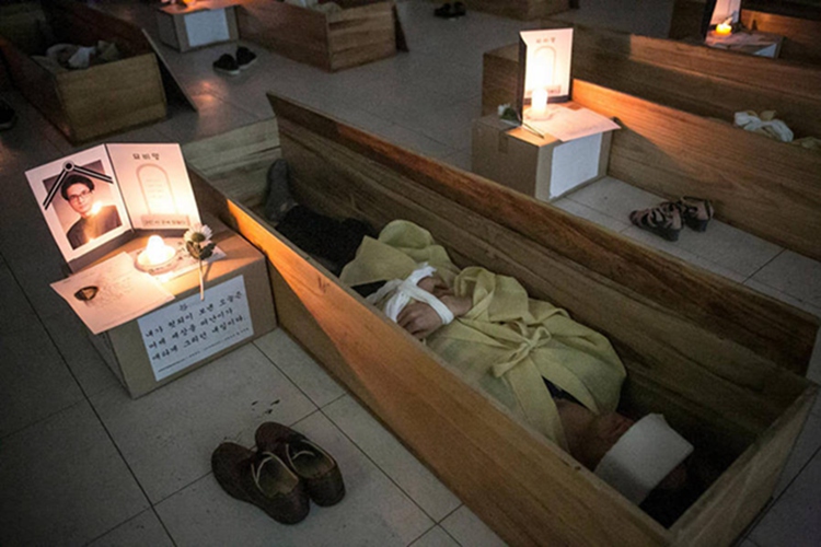 自殺率居高不下 韓國政府出奇招辦“假死體驗”【組圖】