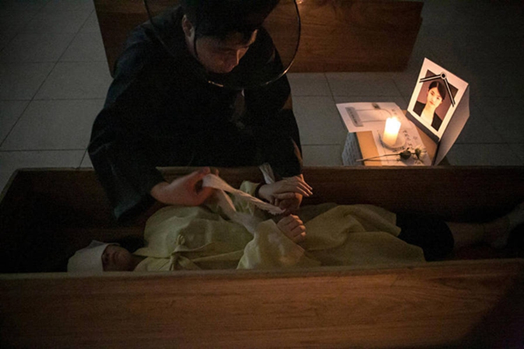 自殺率居高不下 韓國政府出奇招辦“假死體驗”【組圖】