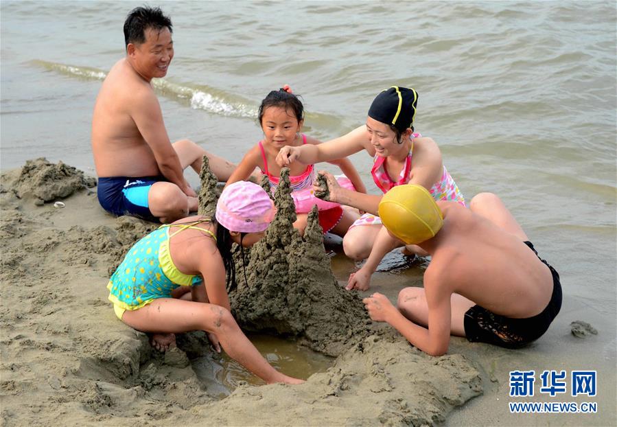 朝鮮民眾在松濤園海濱浴場消夏【組圖】