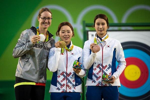 8月11日，韓國(guó)選手張惠珍（中）、德國(guó)選手翁魯（左）與韓國(guó)選手奇甫倍在頒獎(jiǎng)儀式上。
