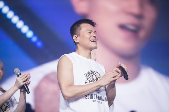 “2016JYP家族演唱會”幕后花絮公開 王嘉爾觀看表演顯呆萌【組圖】