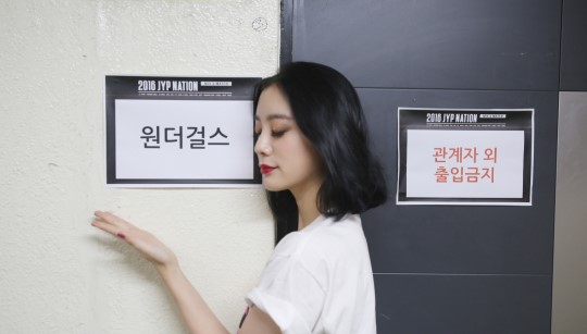 “2016JYP家族演唱會(huì)”幕后花絮公開 王嘉爾觀看表演顯呆萌【組圖】