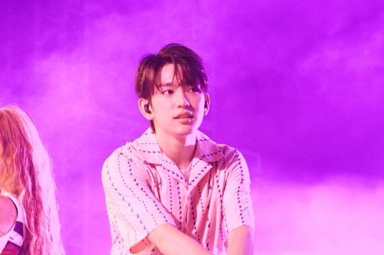 “2016JYP家族演唱會”幕后花絮公開 王嘉爾觀看表演顯呆萌【組圖】