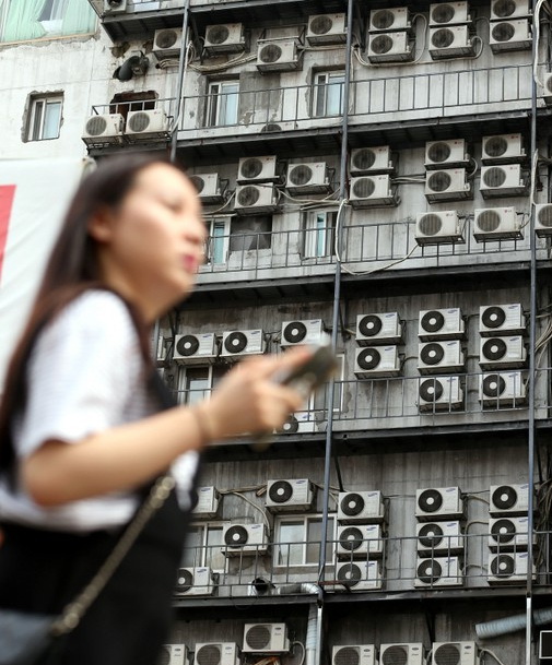 天價電費(fèi)導(dǎo)致韓國民眾桑拿天不敢開空調(diào)。