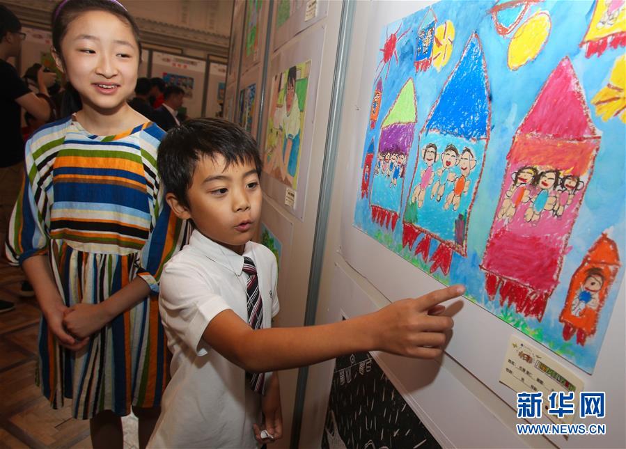 8月13日，來自日本福岡7歲的佐藤藏仁向中國小朋友介紹自己的畫作《未來火箭》。