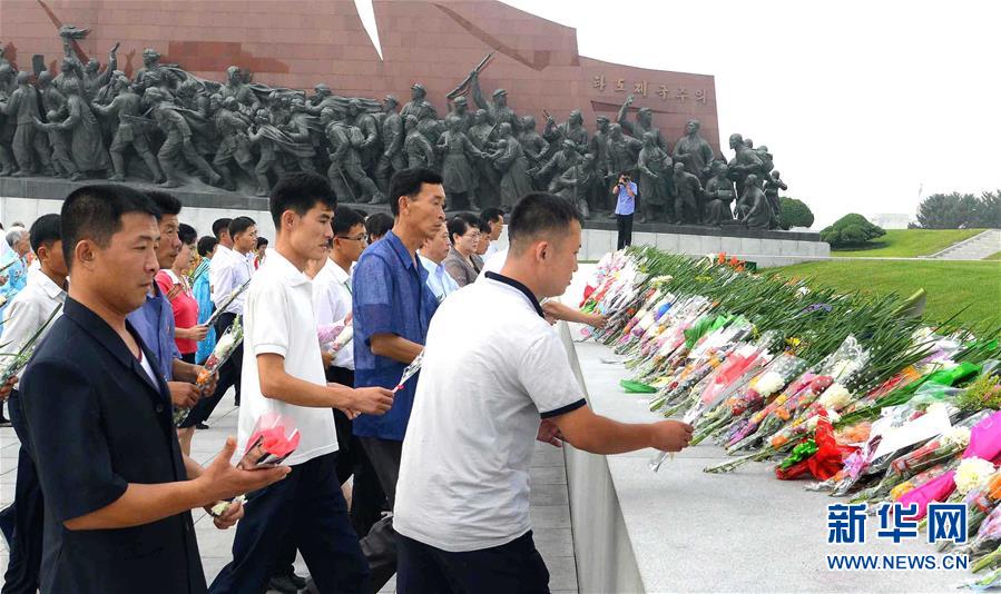 朝鮮民眾向領袖銅像獻花 紀念“解放日”（高清組圖）