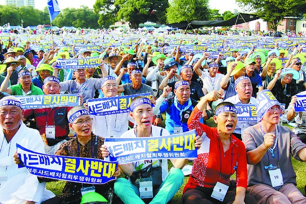 15日，在韓美計(jì)劃部署薩德的星州郡，進(jìn)行完削發(fā)儀式的民眾示威要求取消部署薩德。(陳尚文攝)