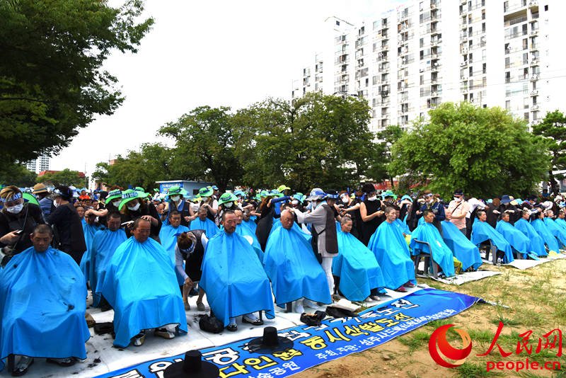 908人參加了削發(fā)示威活動(dòng)。成碩攝