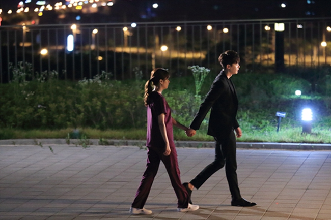 《W-兩個(gè)世界》有愛(ài)瞬間盤點(diǎn) 李鐘碩韓孝周“一言不合就kiss”【組圖】