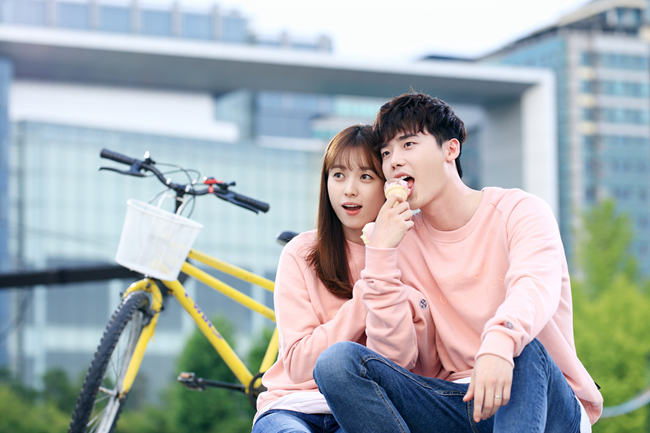 《W-兩個(gè)世界》有愛瞬間盤點(diǎn) 李鐘碩韓孝周“一言不合就kiss”【組圖】