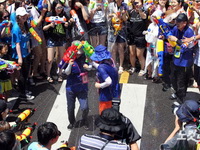 狂歡！韓國(guó)首爾舉行水槍節(jié) 男女老少“持槍”混戰(zhàn)