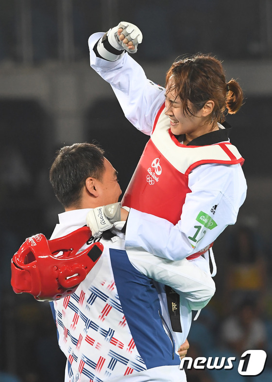 【里約奧運(yùn)】跆拳道女子49公斤級(jí)決賽：韓國選手奪冠