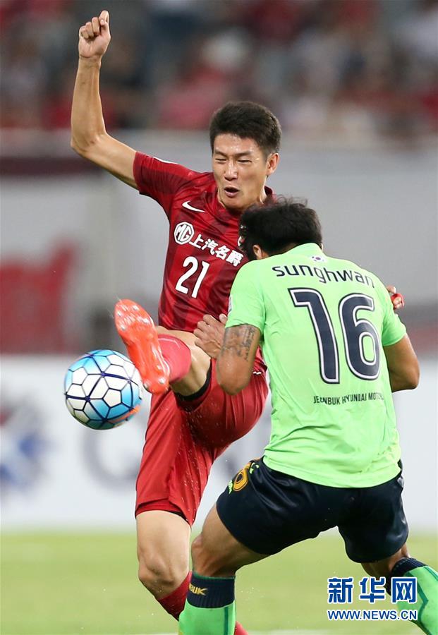 上海上港隊(duì)球員于海（左）在比賽中拼搶。