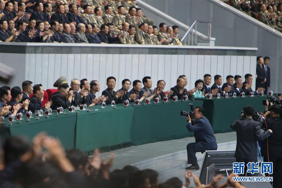8月28日，在朝鮮平壤，朝鮮最高領導人金正恩（前左五）觀看火炬表演。