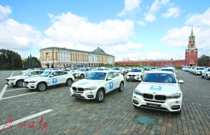紅場外停滿的名牌轎車是專門為在里約奪牌的俄羅斯運動員準(zhǔn)備的。