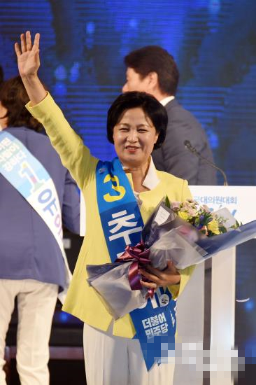 秋美愛當(dāng)選韓國(guó)最大在野黨新任黨首 韓媒：反“薩德”立場(chǎng)將強(qiáng)化【組圖】