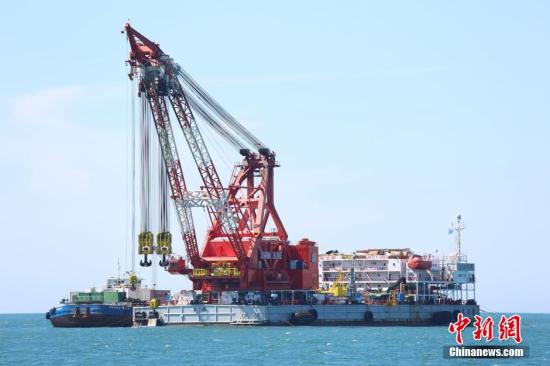 資料圖片：韓國全羅南道珍島郡附近海域“世越號”打撈現(xiàn)場。 中新社記者 申海 攝